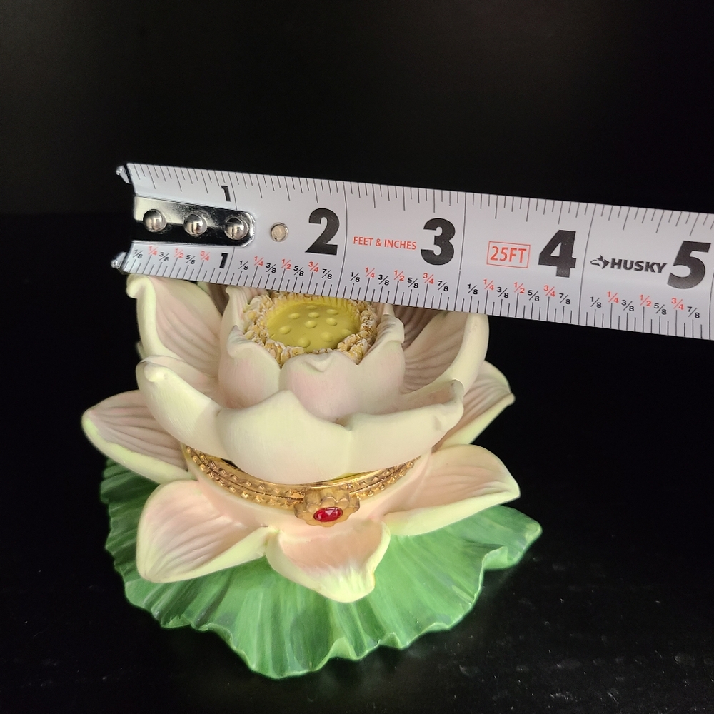 Avon Vintage Water Lily Lotus Floral Lidded Trinket Box With Gold Accents - Picture 7 of 8